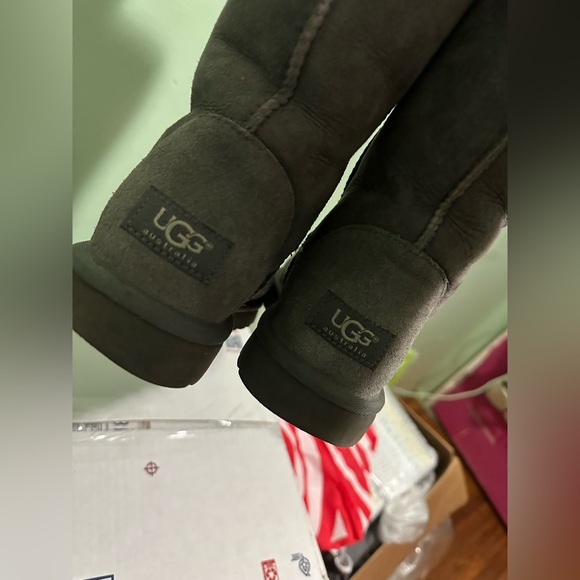 EUC Gray Uggs - Picture 4 of 16